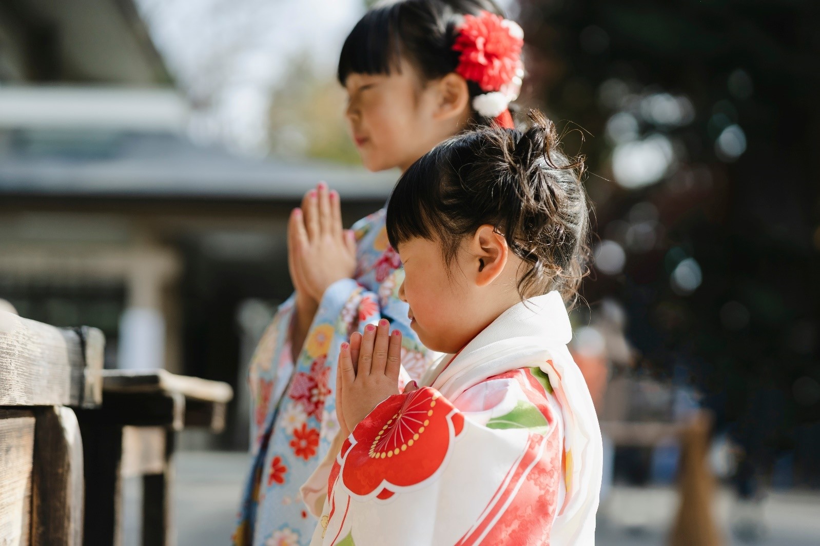 お宮参りはいつまでに行く？日程の決め方や準備の進め方、服装選び